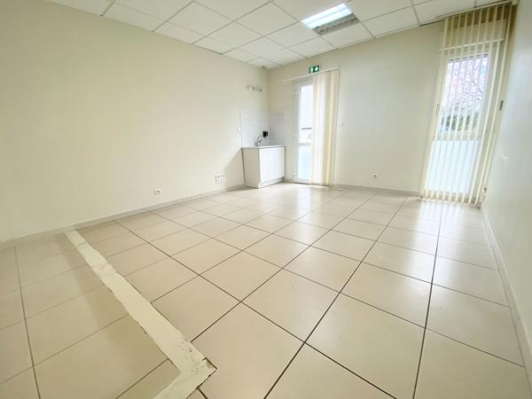 Local professionnel situé dans une zone commerciale - Réf : MARWARI