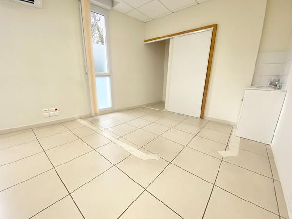 Local professionnel situé dans une zone commerciale - Réf : MARWARI