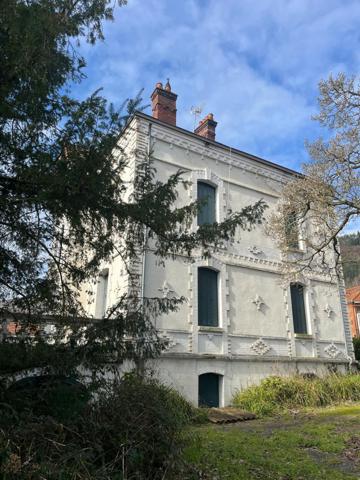 Aveyron grande maison familliale sur terrain clôt