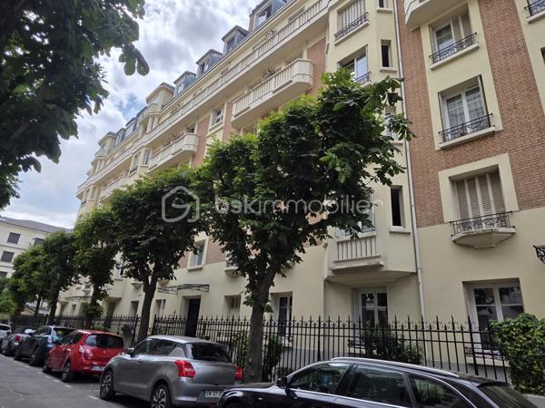 Chambre de bonne de 12,69 m² – La Varenne Saint-Hilaire (Saint-Maur-des-Fossés)
Située au 5 Villa Mariotte, dans le quartier très recherché de La Varenne Saint-Hilaire, cette chambre de bonne de 12,69 m² est idéale pour un investissement locatif, un pied-à-terre ou un premier achat.
Nichée au 6ᵉ et dernier étage d'un immeuble de caractère (sans ascenseur), elle bénéficie d'un environnement calme et d'une belle luminosité.
Les faibles charges de copropriété constituent un véritable atout pour optimiser votre investissement. (30€/mois)
À proximité des commerces, des transports et des bords de Marne à 5 minutes à peine, cette chambre offre un emplacement privilégié au cœur de La Varenne.
Wc sur palier
Pour plus d'informations ou organiser une visite, contactez-moi sans tarder !