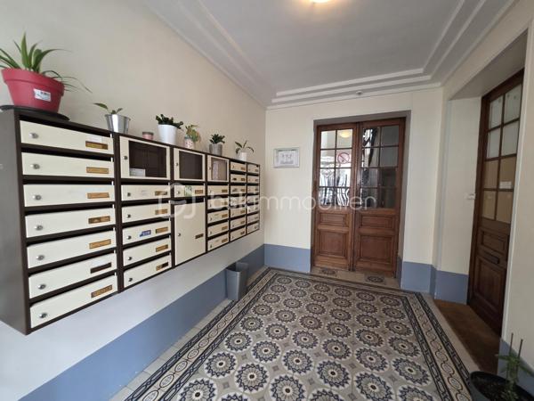 Chambre de bonne de 12,69 m² – La Varenne Saint-Hilaire (Saint-Maur-des-Fossés)
Située au 5 Villa Mariotte, dans le quartier très recherché de La Varenne Saint-Hilaire, cette chambre de bonne de 12,69 m² est idéale pour un investissement locatif, un pied-à-terre ou un premier achat.
Nichée au 6ᵉ et dernier étage d'un immeuble de caractère (sans ascenseur), elle bénéficie d'un environnement calme et d'une belle luminosité.
Les faibles charges de copropriété constituent un véritable atout pour optimiser votre investissement. (30€/mois)
À proximité des commerces, des transports et des bords de Marne à 5 minutes à peine, cette chambre offre un emplacement privilégié au cœur de La Varenne.
Wc sur palier
Pour plus d'informations ou organiser une visite, contactez-moi sans tarder !