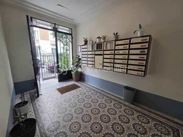 Chambre de bonne de 12,69 m² – La Varenne Saint-Hilaire (Saint-Maur-des-Fossés)
Située au 5 Villa Mariotte, dans le quartier très recherché de La Varenne Saint-Hilaire, cette chambre de bonne de 12,69 m² est idéale pour un investissement locatif, un pied-à-terre ou un premier achat.
Nichée au 6ᵉ et dernier étage d'un immeuble de caractère (sans ascenseur), elle bénéficie d'un environnement calme et d'une belle luminosité.
Les faibles charges de copropriété constituent un véritable atout pour optimiser votre investissement. (30€/mois)
À proximité des commerces, des transports et des bords de Marne à 5 minutes à peine, cette chambre offre un emplacement privilégié au cœur de La Varenne.
Wc sur palier
Pour plus d'informations ou organiser une visite, contactez-moi sans tarder !