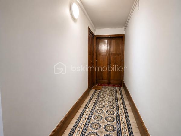 Chambre de bonne de 12,69 m² – La Varenne Saint-Hilaire (Saint-Maur-des-Fossés)
Située au 5 Villa Mariotte, dans le quartier très recherché de La Varenne Saint-Hilaire, cette chambre de bonne de 12,69 m² est idéale pour un investissement locatif, un pied-à-terre ou un premier achat.
Nichée au 6ᵉ et dernier étage d'un immeuble de caractère (sans ascenseur), elle bénéficie d'un environnement calme et d'une belle luminosité.
Les faibles charges de copropriété constituent un véritable atout pour optimiser votre investissement. (30€/mois)
À proximité des commerces, des transports et des bords de Marne à 5 minutes à peine, cette chambre offre un emplacement privilégié au cœur de La Varenne.
Wc sur palier
Pour plus d'informations ou organiser une visite, contactez-moi sans tarder !