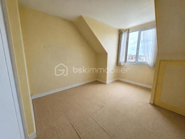 Chambre de bonne de 12,69 m² – La Varenne Saint-Hilaire (Saint-Maur-des-Fossés)
Située au 5 Villa Mariotte, dans le quartier très recherché de La Varenne Saint-Hilaire, cette chambre de bonne de 12,69 m² est idéale pour un investissement locatif, un pied-à-terre ou un premier achat.
Nichée au 6ᵉ et dernier étage d'un immeuble de caractère (sans ascenseur), elle bénéficie d'un environnement calme et d'une belle luminosité.
Les faibles charges de copropriété constituent un véritable atout pour optimiser votre investissement. (30€/mois)
À proximité des commerces, des transports et des bords de Marne à 5 minutes à peine, cette chambre offre un emplacement privilégié au cœur de La Varenne.
Wc sur palier
Pour plus d'informations ou organiser une visite, contactez-moi sans tarder !