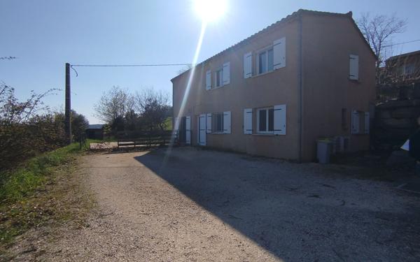 Appartement à louer    4 pièces •  Uzer