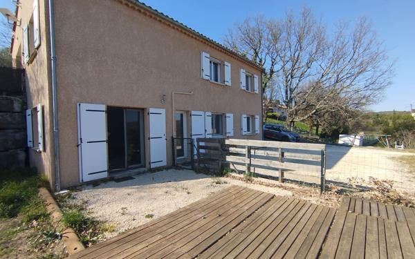 Appartement à louer    4 pièces •  Uzer