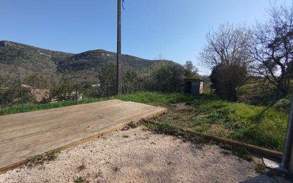 Appartement à louer    4 pièces •  Uzer