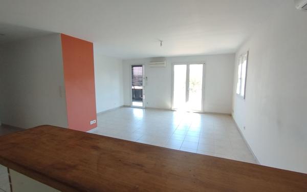 Appartement à louer    4 pièces •  Uzer