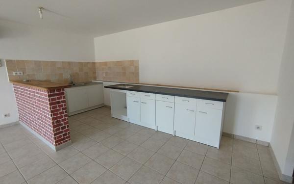 Appartement à louer    4 pièces •  Uzer