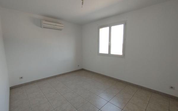 Appartement à louer    4 pièces •  Uzer