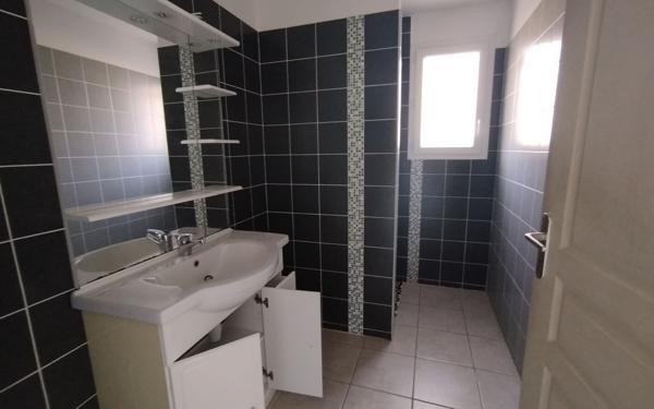 Appartement à louer    4 pièces •  Uzer