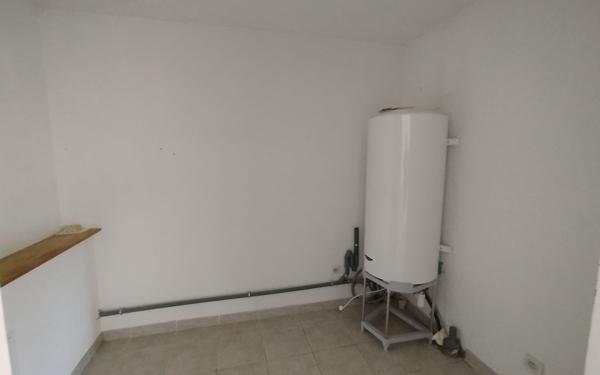 Appartement à louer    4 pièces •  Uzer