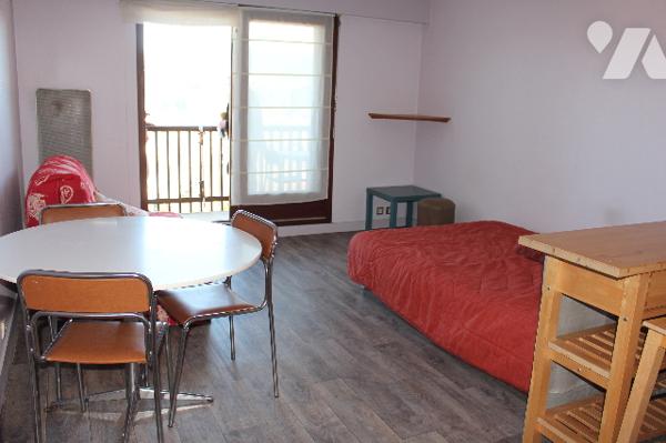 Studio avec une belle vue imprenable, dans une copropriété avec place de parking et une cave