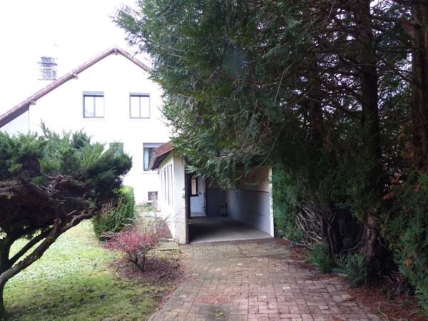 Jolie maison en pierres de 194 m² sur 3 niveaux, sur 5 ares 36 de terrain clôt et arboré.