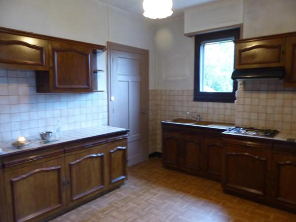 Jolie maison en pierres de 194 m² sur 3 niveaux, sur 5 ares 36 de terrain clôt et arboré.