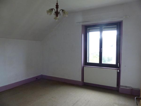 Jolie maison en pierres de 194 m² sur 3 niveaux, sur 5 ares 36 de terrain clôt et arboré.