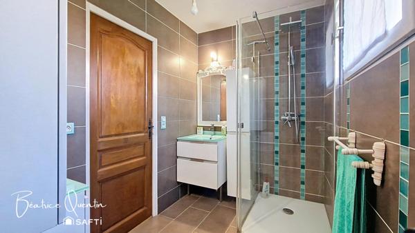 Une maison lumineuse, fonctionnelle et pleine de charme — prête à accueillir votre famille !