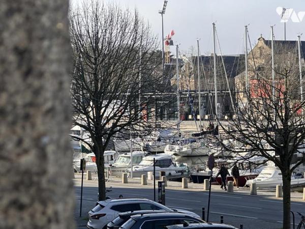 A VENDRE 56 VANNES Le Port, superbe T2 61 m², au 1er étage avec petite vue sur le Port