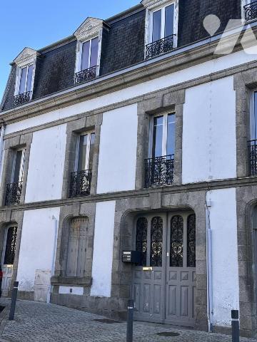 A VENDRE 56 VANNES Le Port, superbe T2 61 m², au 1er étage avec petite vue sur le Port