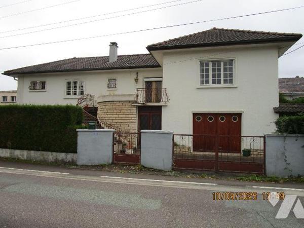 Maison d'habitation située proche centre ville, écoles et commerces, composée de : 
- Au rez-d...