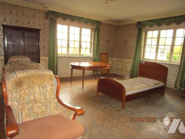 Maison d'habitation située proche centre ville, écoles et commerces, composée de : 
- Au rez-d...