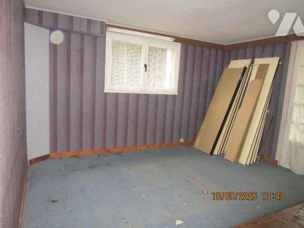 Maison d'habitation située proche centre ville, écoles et commerces, composée de : 
- Au rez-d...