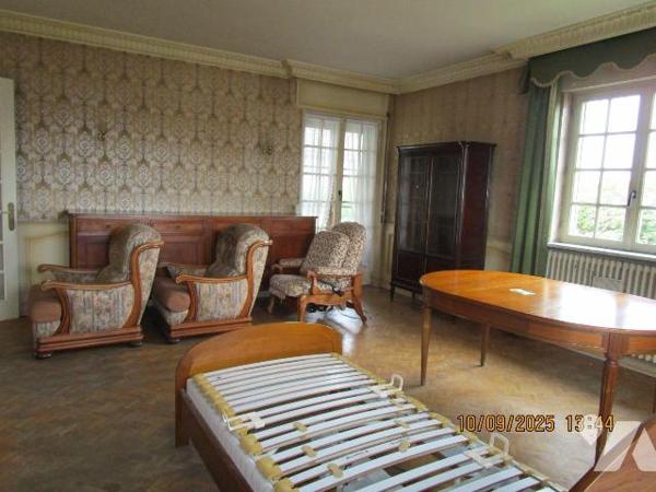 Maison d'habitation située proche centre ville, écoles et commerces, composée de : 
- Au rez-d...