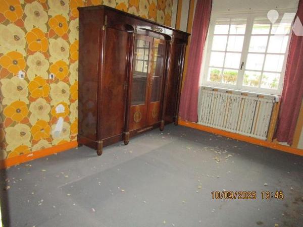 Maison d'habitation située proche centre ville, écoles et commerces, composée de : 
- Au rez-d...