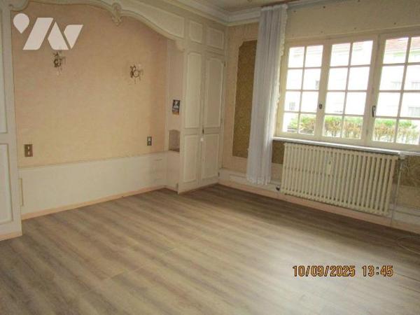 Maison d'habitation située proche centre ville, écoles et commerces, composée de : 
- Au rez-d...