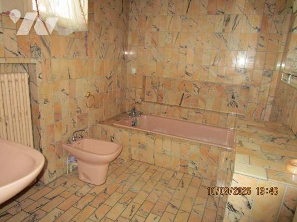 Maison d'habitation située proche centre ville, écoles et commerces, composée de : 
- Au rez-d...