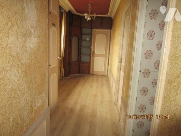 Maison d'habitation située proche centre ville, écoles et commerces, composée de : 
- Au rez-d...