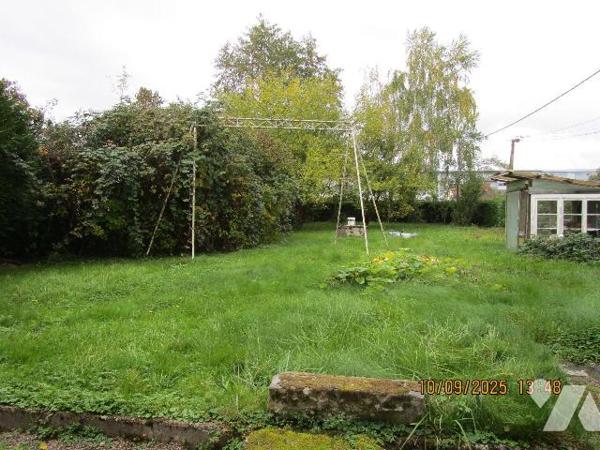 Maison d'habitation située proche centre ville, écoles et commerces, composée de : 
- Au rez-d...