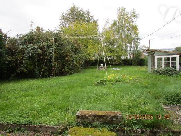 Maison d'habitation située proche centre ville, écoles et commerces, composée de : 
- Au rez-d...