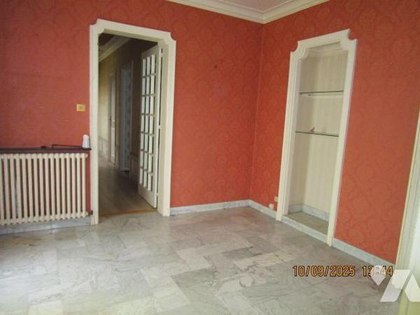 Maison d'habitation située proche centre ville, écoles et commerces, composée de : 
- Au rez-d...