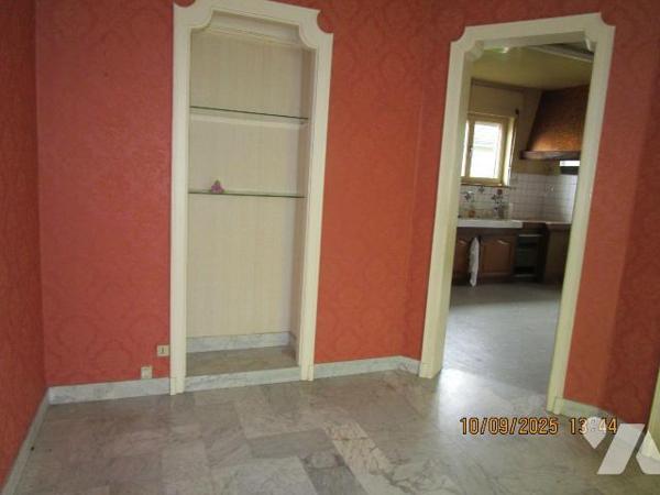 Maison d'habitation située proche centre ville, écoles et commerces, composée de : 
- Au rez-d...