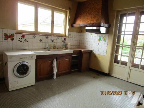 Maison d'habitation située proche centre ville, écoles et commerces, composée de : 
- Au rez-d...