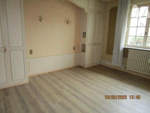 Maison d'habitation située proche centre ville, écoles et commerces, composée de : 
- Au rez-d...