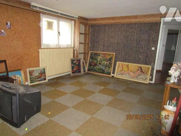 Maison d'habitation située proche centre ville, écoles et commerces, composée de : 
- Au rez-d...