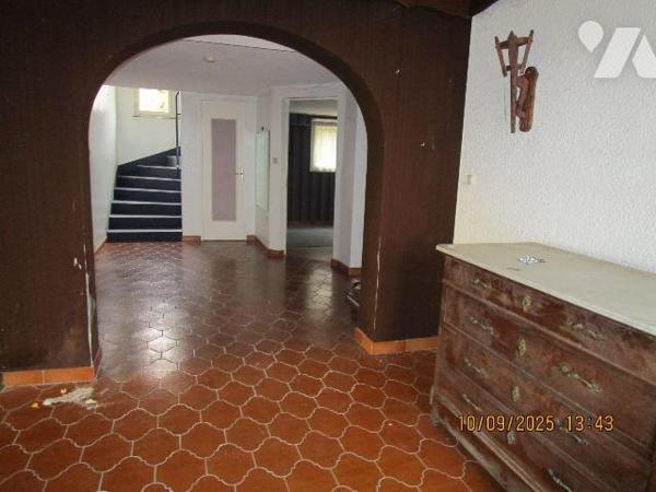 Maison d'habitation située proche centre ville, écoles et commerces, composée de : 
- Au rez-d...