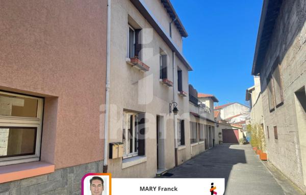 Grande maison de rue avec beau potentiel