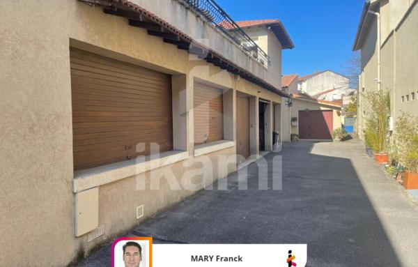 Grande maison de rue avec beau potentiel