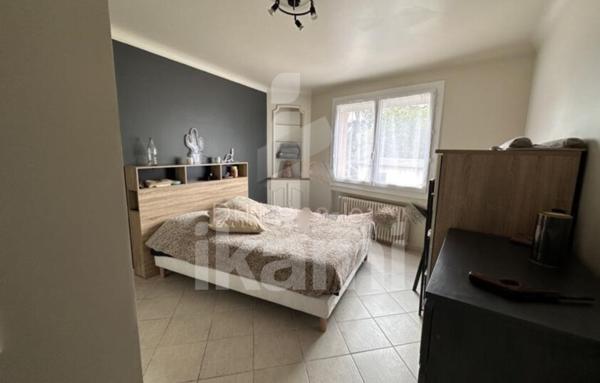 Grande maison de rue avec beau potentiel