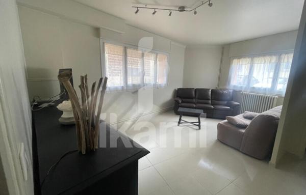 Grande maison de rue avec beau potentiel