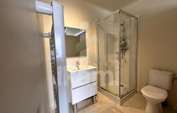 Grande maison de rue avec beau potentiel