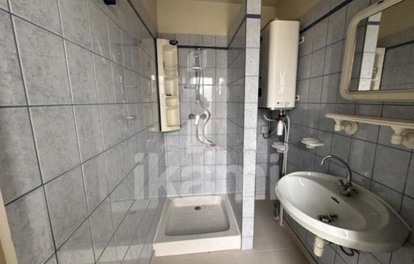 Grande maison de rue avec beau potentiel