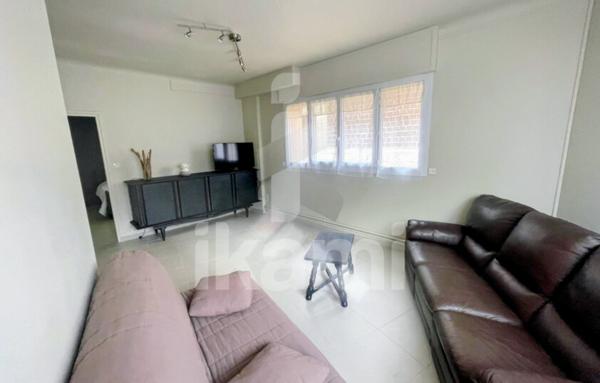 Grande maison de rue avec beau potentiel