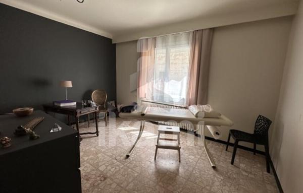 Grande maison de rue avec beau potentiel