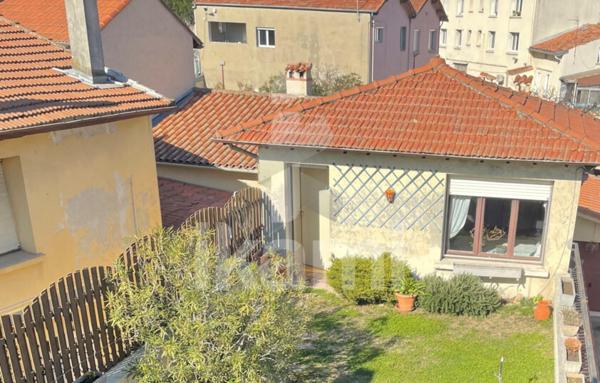 Grande maison de rue avec beau potentiel