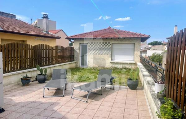 Grande maison de rue avec beau potentiel