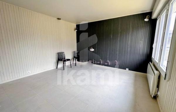 Grande maison de rue avec beau potentiel